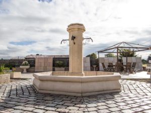 Fontaine centrale de village en pierre reconstituée
