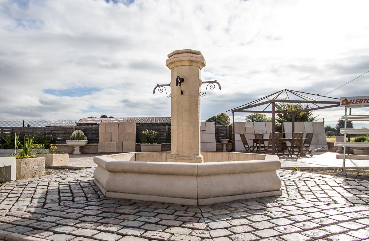 Fontaine centrale de village en pierre reconstituée 