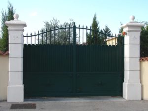 Piliers de portail lisse 40 et 50, gamme Provence, avec couronnement et boule