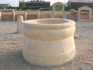 Puits de jardin en pierre reconstituée modèle 1