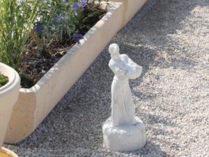 Statuette de vendangeuse