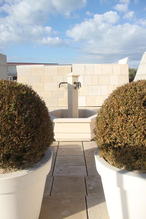 Petite fontaine centrale pour village ou jardin, en pierre reconstituée – Image 11