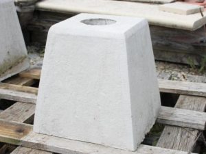 Dé de poteau bouchardé