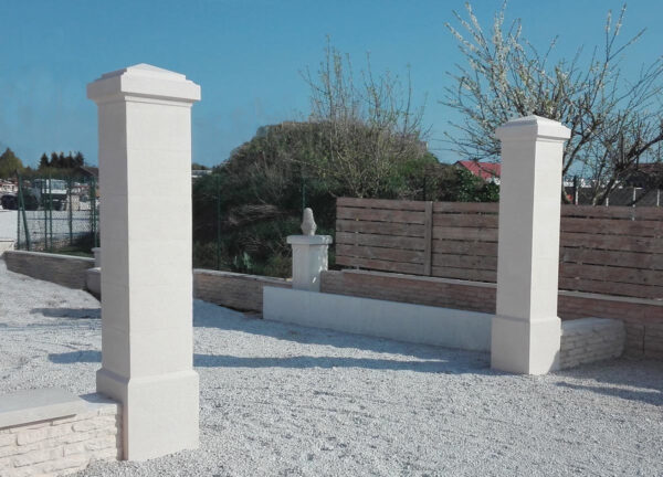 Piliers de portail et clôture 44, ciselé-bouchardé, gamme Décoration