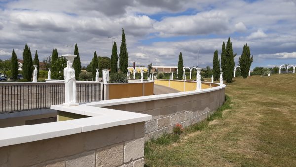 Plaquettes de parement mural en pierre reconstituée avec des couvertines plates