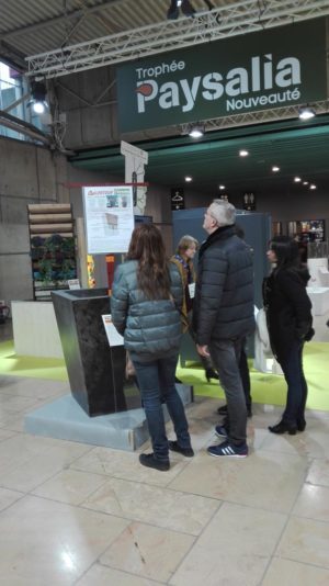 Pot Caméléon en béton armé présenté au salon Paysalia 2017.