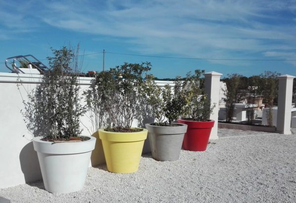 Pot XXL extérieur , grande taille , en béton préfabriqué lisse. Modèle rond Toscane. Fabrication française.
