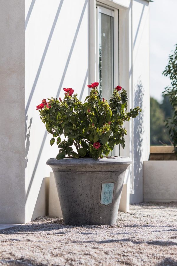 Pot de jardin rond en ciment gris, modèle Toscane D, avec couronne de décoration Fleur, Ø 82 x 64 cm. Pot personnalisé avec un blason (commune de Lux, 21120).