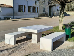 Banc en U, (240x67x45 cm) en béton préfabriqué; mobilier urbain