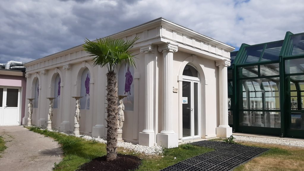 Local technique style temple grec décoré avec des colonnes cannelées classique en pierre reconstituée.