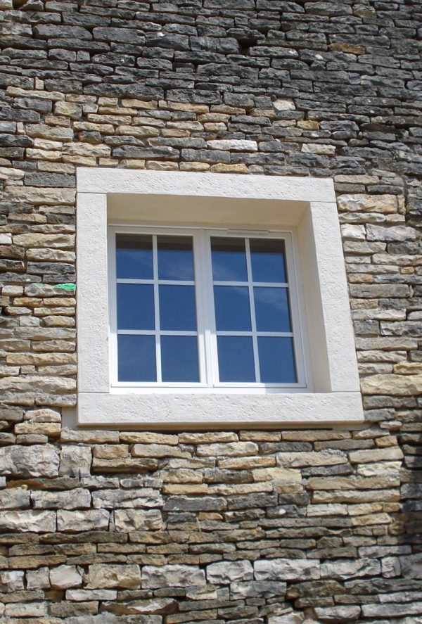 Encadrement fenêtre préfabriqué en béton, monobloc, ciselé-bouchardé – Image 7