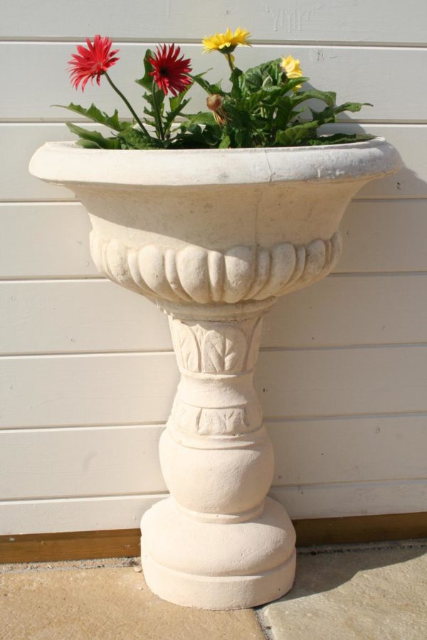 Vasque de jardin mouluré, sur pied, en pierre reconstituée; modèle 1.