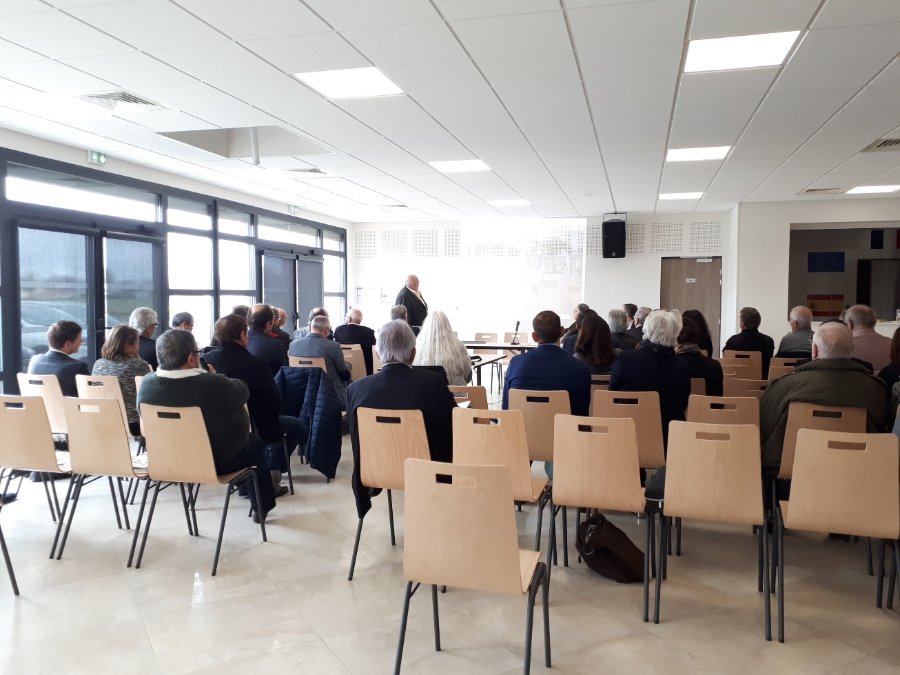 Alentour a participé à l'assemblée générale de l'AMFR 21 le samedi 01 décembre 2018 à Saint-Julien, 21490. assemblee-maires-ruraux-cote-dor-2018-presentation-alentour-lux