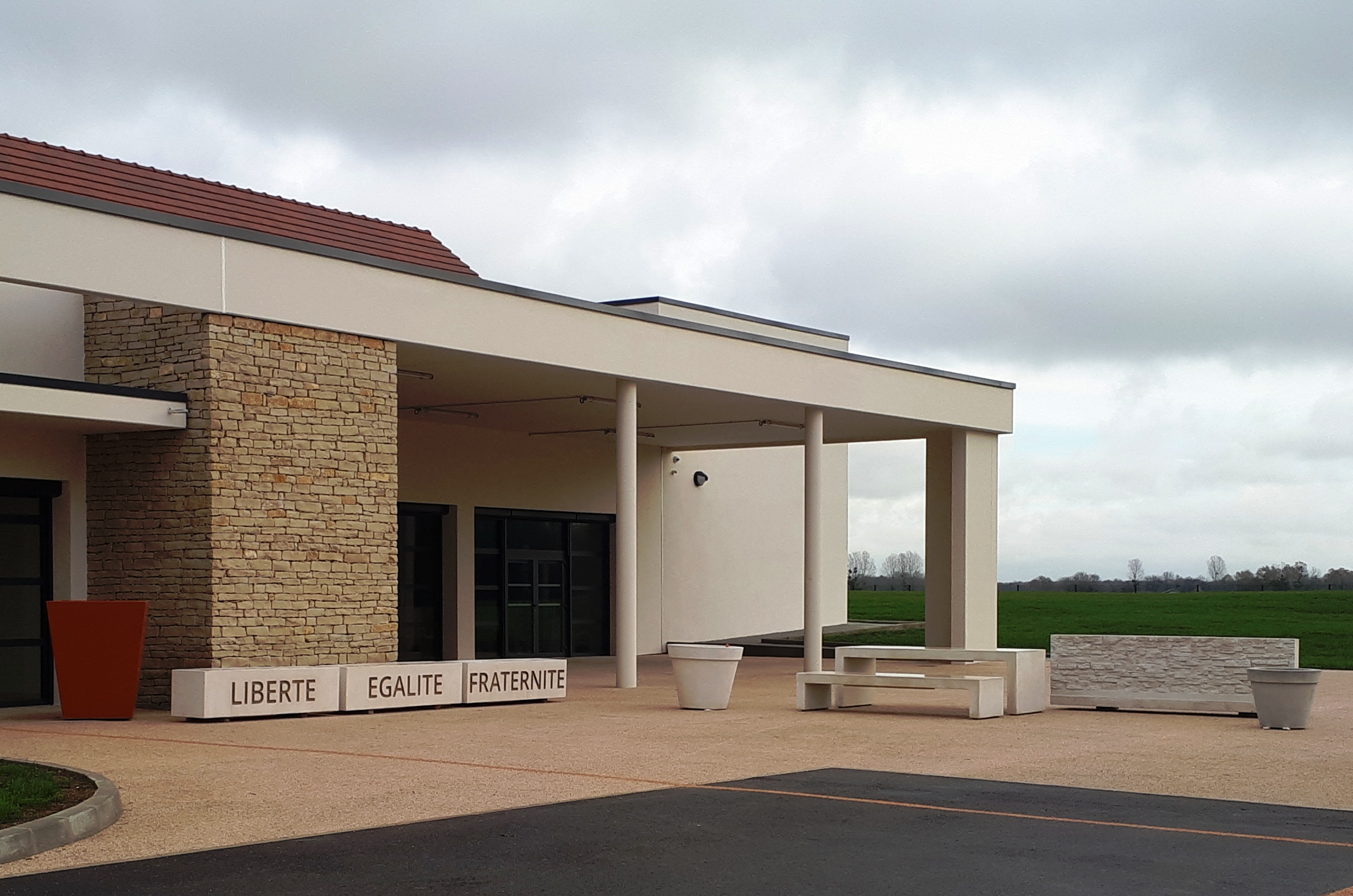 Mobilier urbains en béton préfabriqué (pierre reconstituée) exposés pendant l’assemblée générale de l’AMFR 21 à Saint-Julien, 21490. mobilier-urbain-prefabrique-beton-saint-julien-bourgogne