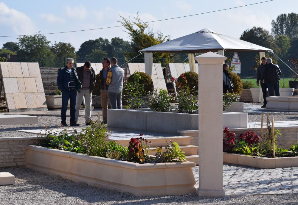 La nouvelle gamme de jardinières en pierre reconstituée/ béton décoratif fabriquée par la société Alentour à Lux, 21120 (Bourgogne).
