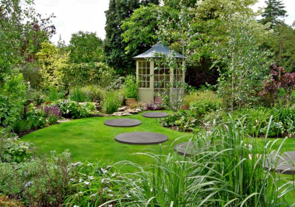 Grandes dalles rondes en béton pour l'aménagement de jardin. Pas de jardin XXL. Ciment blanc, gris, autres couleurs.