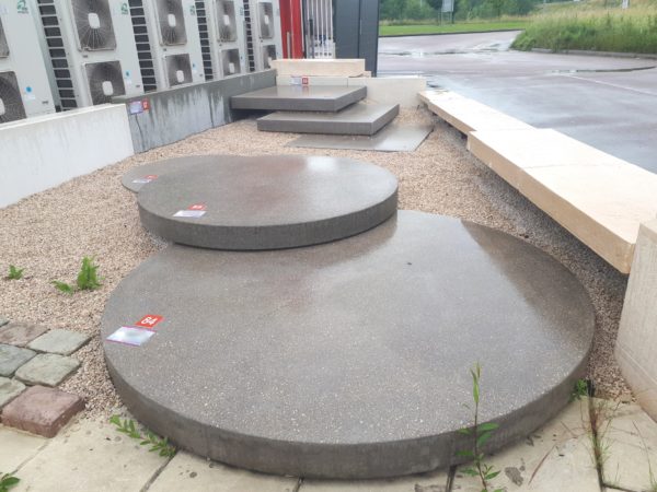 Pas de jardin XXL, grandes dalles rondes en béton ou pierre reconstituée; avec du ciment blanc, gris, autres couleurs possibles. Fabrication française, Bourgogne.