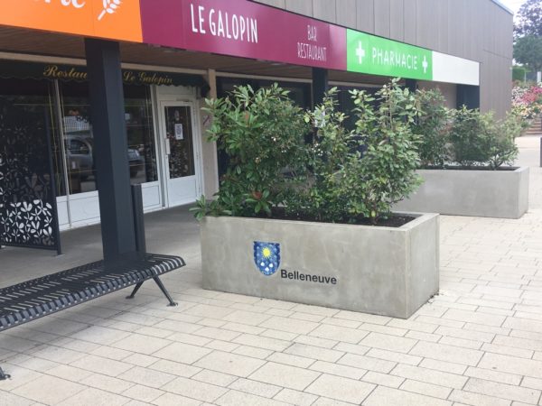 Jardinière en béton, bac-a-fleurs personnalisé avec un logo de la commune de Belleneuve, 21; mobilier urbain sur mesure.