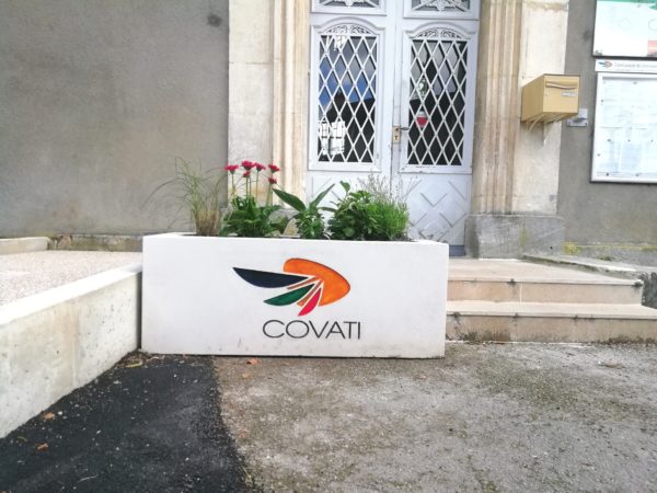 Jardinière rectangulaire en béton, personnalisée avec un logo de la COVATI