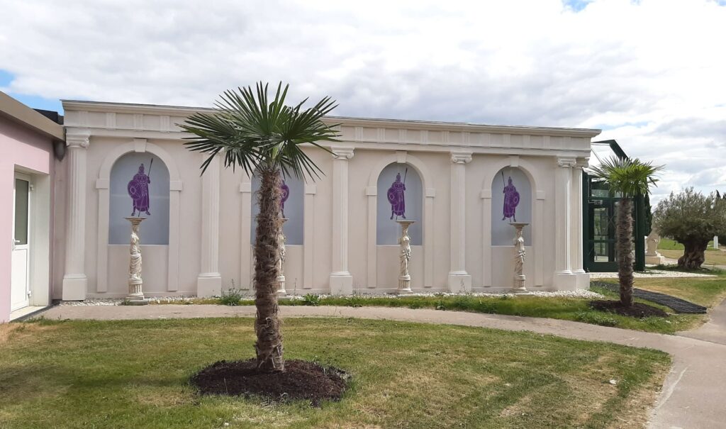 Local technique style temple grec décoré avec des colonnes cannelées classique en pierre reconstituée.