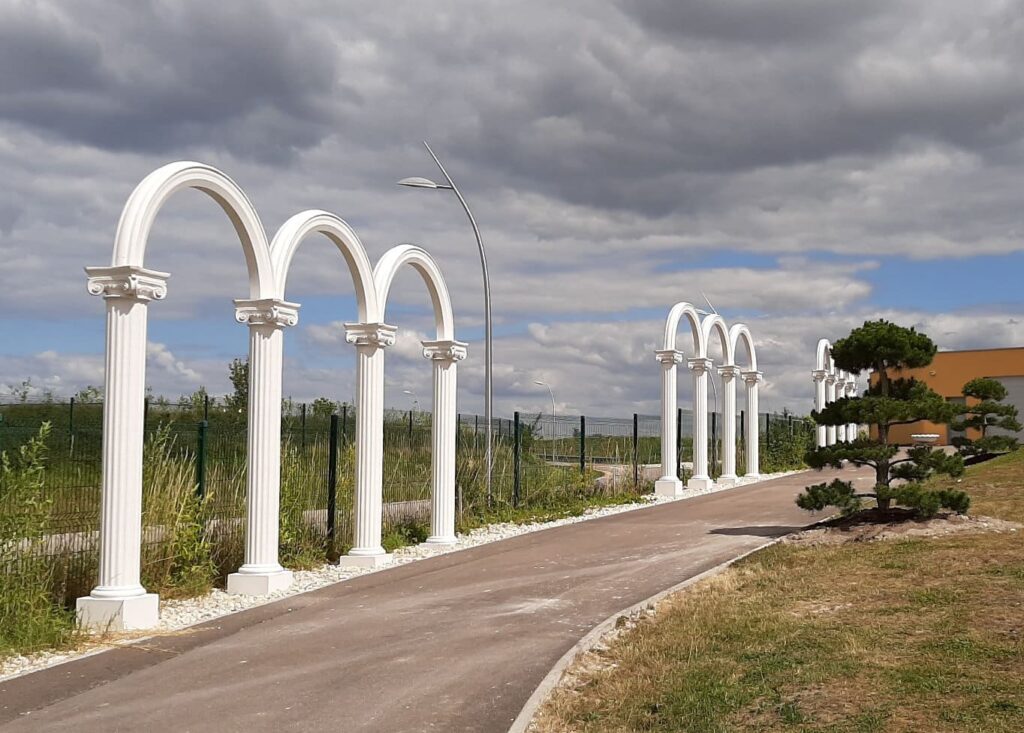 L’ensemble de colonnes cannelées en pierre reconstituée, modèle classique. Visible à l’Institut Asclépiade à 10410 Saint-Parres-aux-Tertres.