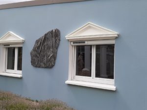 Fronton de fenêtre en style grec, pierre / béton décoratif