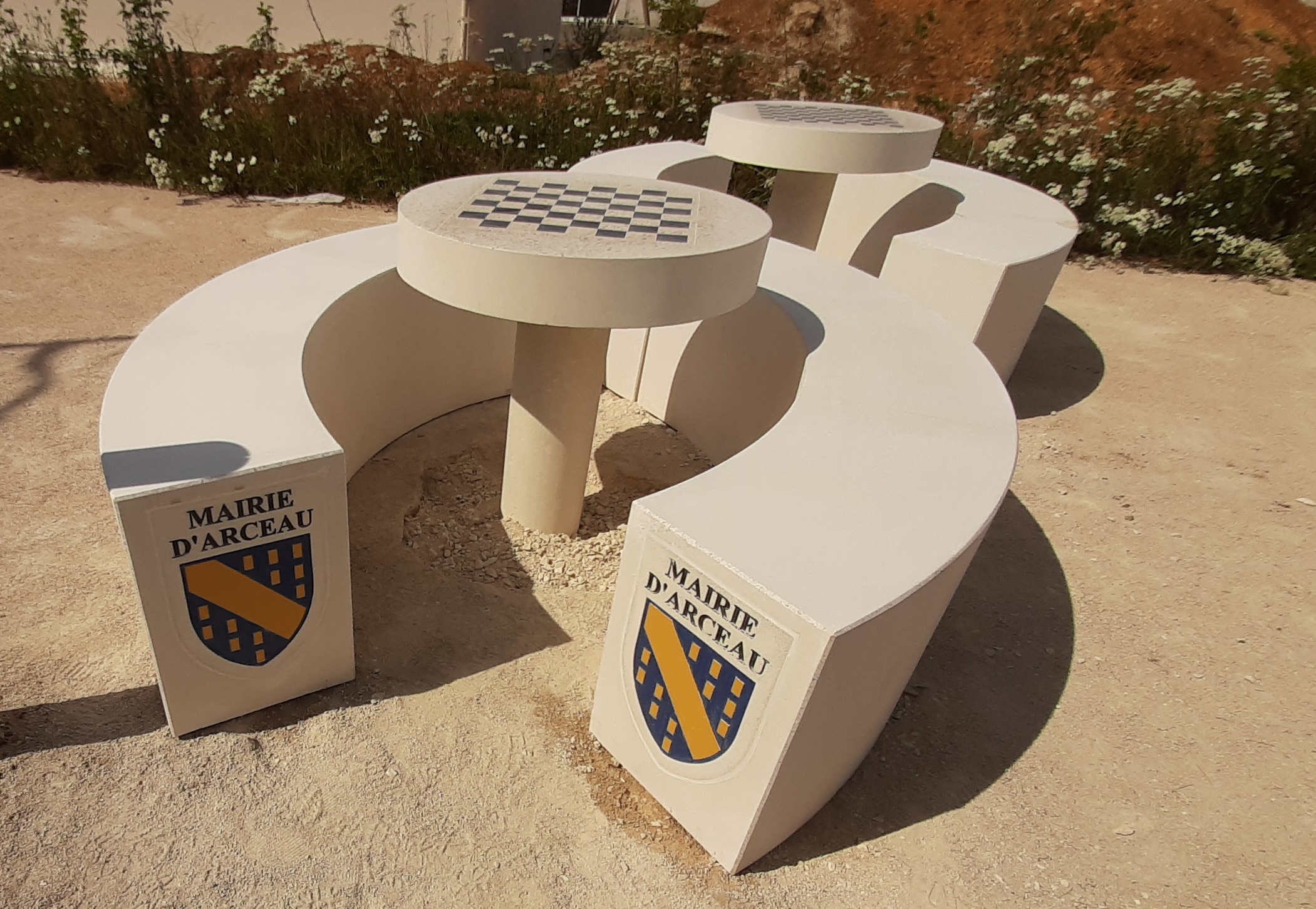 Table rond béton et bancs béton arrondis, personnalisé avec le blason de commune.