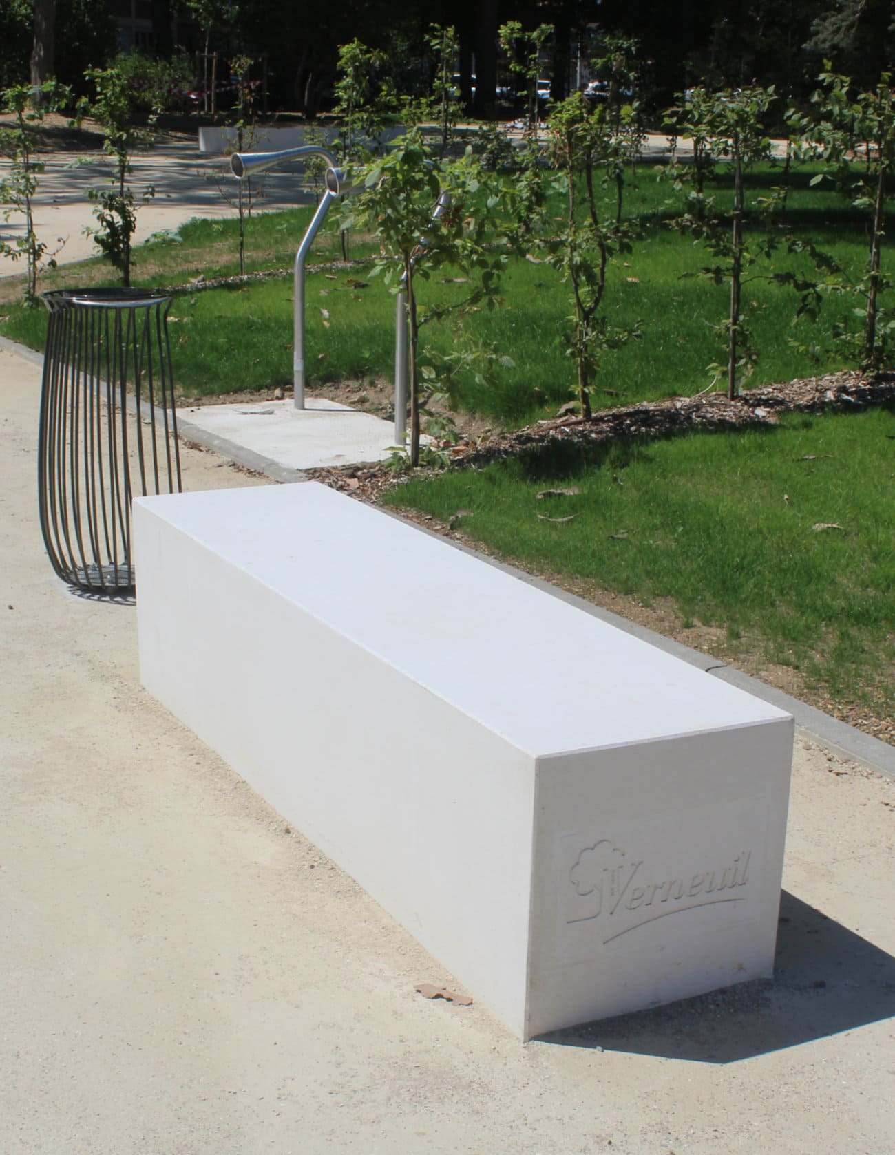 Banc plein en béton blanc