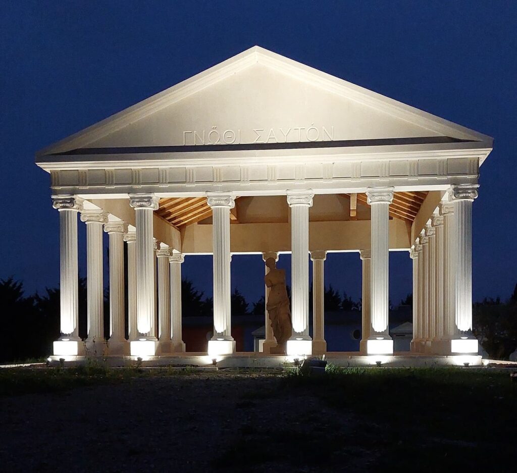 Temple d’Apollon décoré avec des colonnes cannelées en pierre reconstituée.