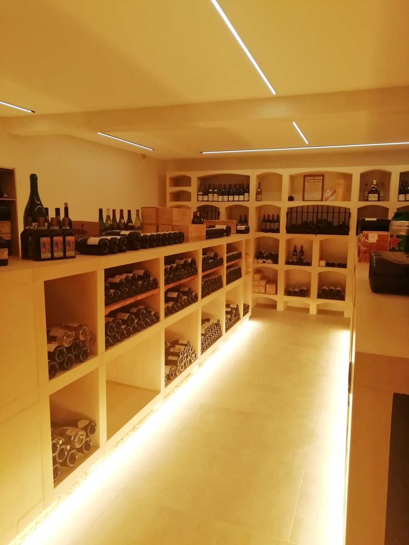 Réalisation d’une cave à vin sur mesure en pierre reconstituée www.pierrealentour.fr