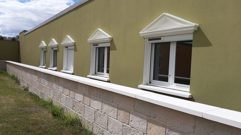 Fronton de fenêtre style grec pierre reconstituée béton