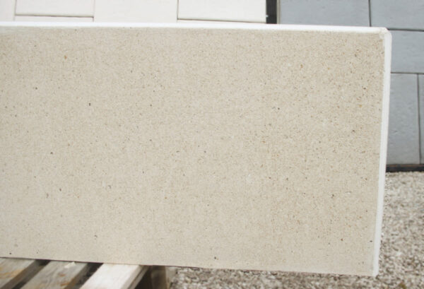 Mur de clôture préfabriqué, une face micro désactivée et une face balayée