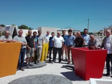 Le groupe VICAT a présenté son ciment naturel Prompt-Up aux professionnels de la restauration du patrimoine de Côte D'Or au sein de l'entreprise Alentour à Lux, 21120. reunion-formation-ciment-naturel-vicat-alentour
