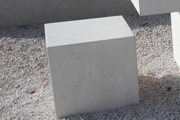 borne-protection-anti-stationnement-cube-beton-prefabrique-lisse-mobilier-urbain