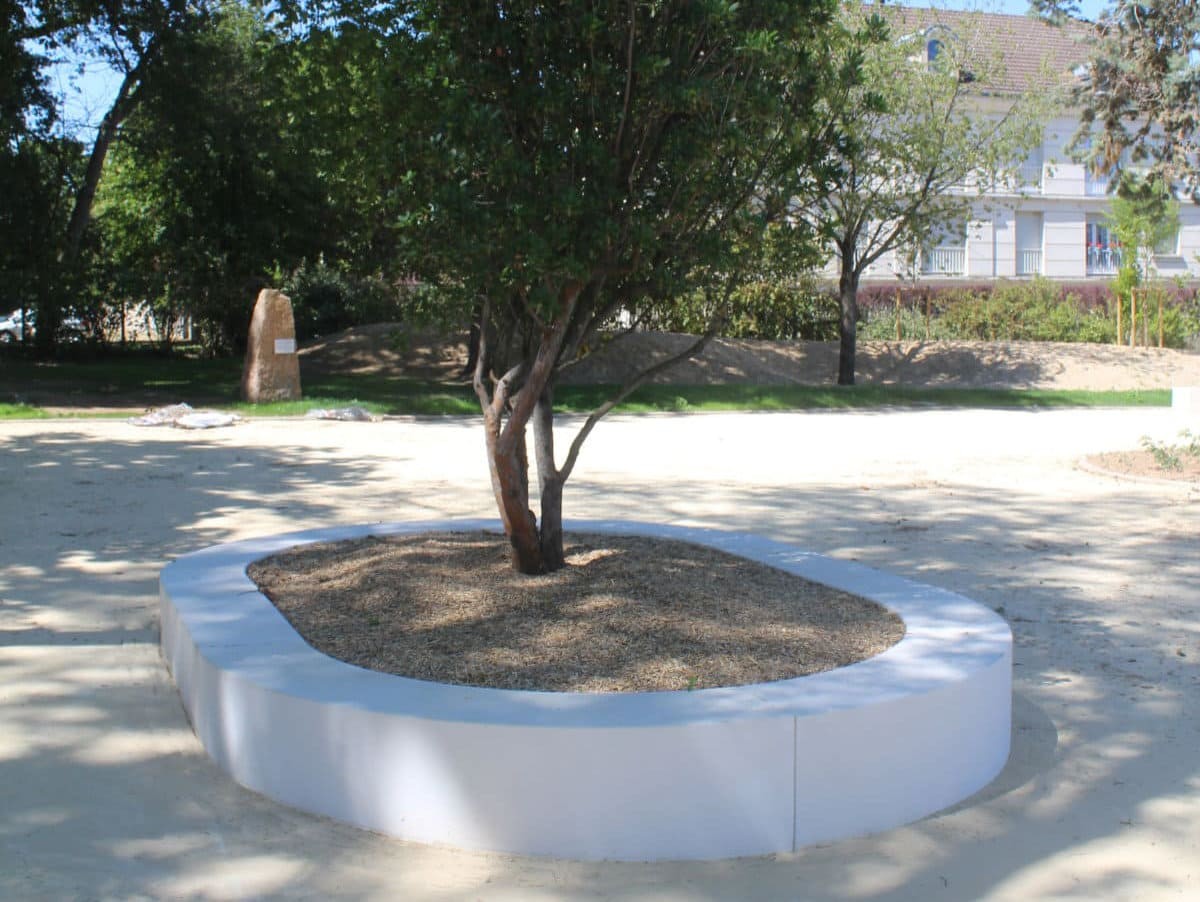 Banc-beton-jardiniere