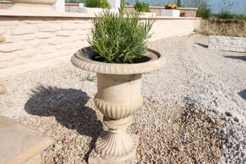 p-vase-Medicis-pierre-reconstituee-bourgogne-replique-beton-decoratif